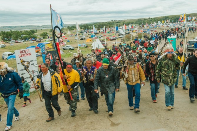 Protesters demonstrate against the Energy Transfer Partners' Dakota Access oil pipeline near the Standing Rock Sioux reservation in Cannon Ball, North Dakota, U.S. September 9, 2016. REUTERS/Andrew Cullen - RTX2OVHS